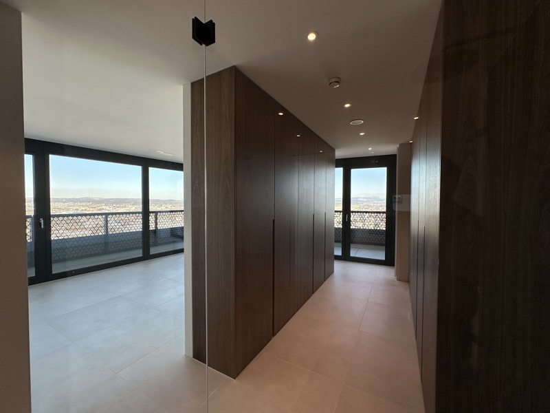 Three Point – 5.5-room apartment on the 33rd floor of Switzerland's tallest residential building – Lycée Français International 7 minutes' walk away